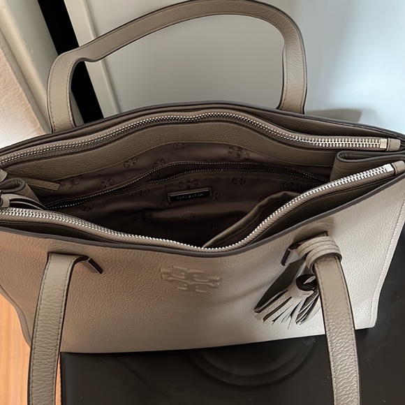 TORY BURCH GORGEOUS GREY SHOULDER TOTE BAG WITH TASSLE EUC - Picture 4 of 6